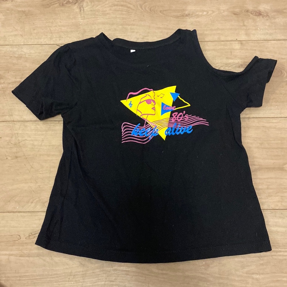 It’s 80s black top cut off shoulder size small kids